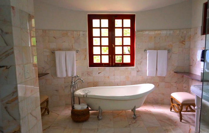 Washroom-cleaning-airbnb-chicago